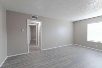 531 Bedford Rd in Bedford, TX - Building Photo - Building Photo