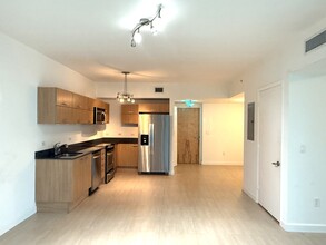 350 S Miami Ave, Unit 2710 in Miami, FL - Building Photo - Building Photo