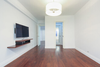 210 E 47th St in New York, NY - Building Photo - Building Photo