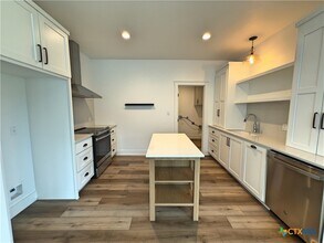 424 Stagecoach Trail in San Marcos, TX - Foto de edificio - Building Photo
