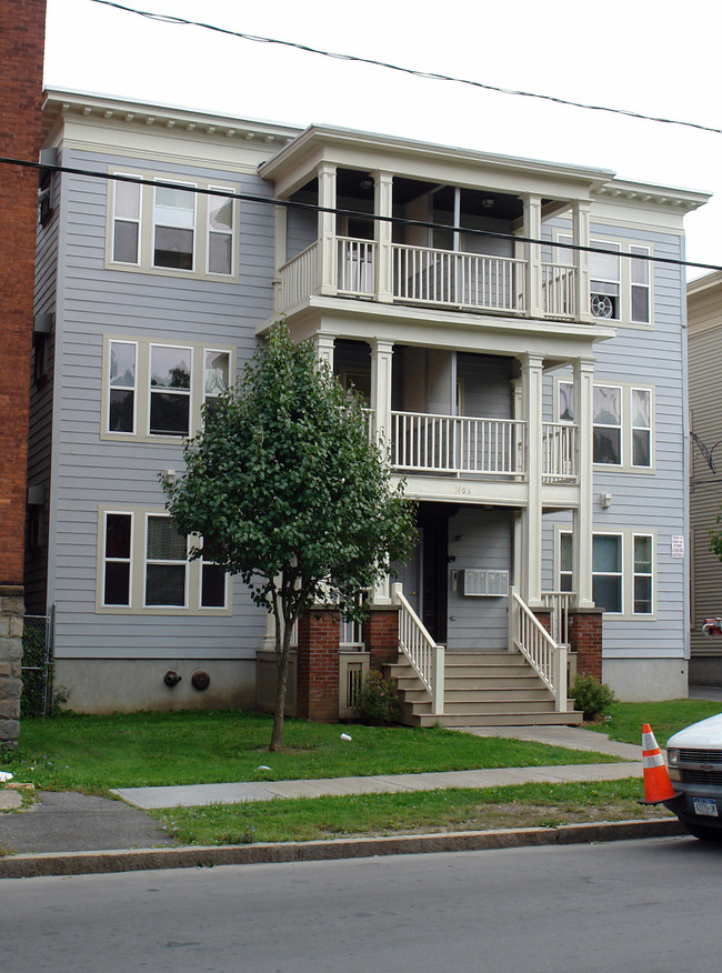 1403 Oneida St in Utica, NY - Foto de edificio - Building Photo