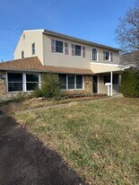 33 Canoebirch Rd in Levittown, PA - Building Photo