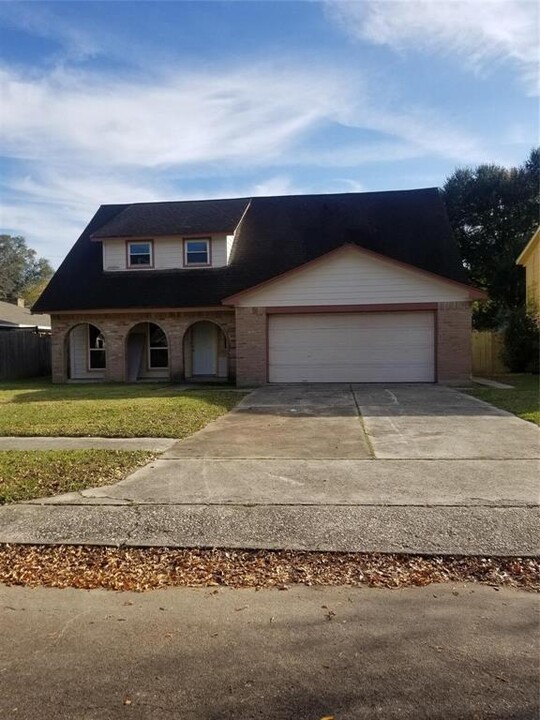 10011 Golden Meadow Dr in Houston, TX - Building Photo