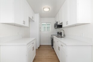 Victory Varna in Van Nuys, CA - Building Photo