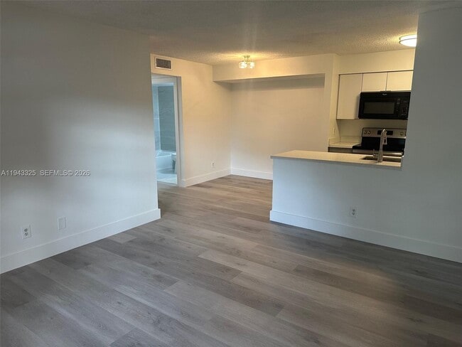 10413 NW 7th St in Pembroke Pines, FL - Building Photo - Building Photo