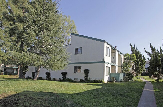Pepperwood Meadows in Escondido, CA - Foto de edificio - Building Photo