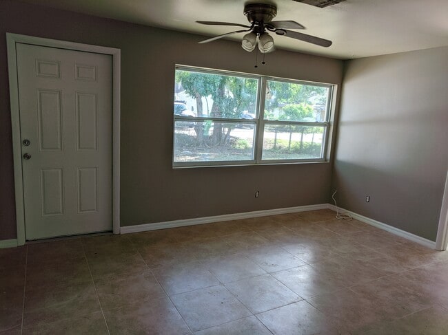 5444 Eleventh Ave in Ft. Myers, FL - Foto de edificio - Building Photo