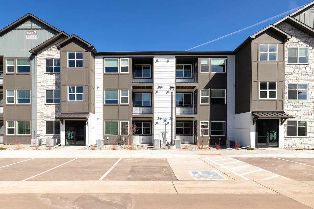 View on Centennial in Colorado Springs, CO - Foto de edificio