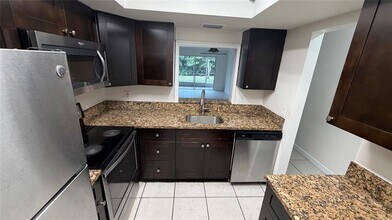 4061 NW 9th Ave in Pompano Beach, FL - Building Photo - Building Photo