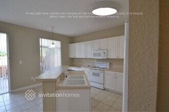 11351 NW 56th Terrace in Doral, FL - Foto de edificio - Building Photo