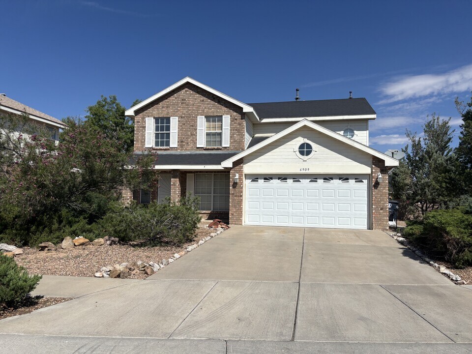 6909 Hartford Pl NW in Albuquerque, NM - Building Photo