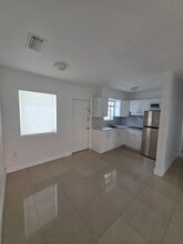 3292 SW 24th St in Miami, FL - Building Photo - Building Photo