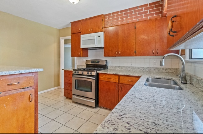 10911 Visalia Dr in Dallas, TX - Building Photo - Building Photo