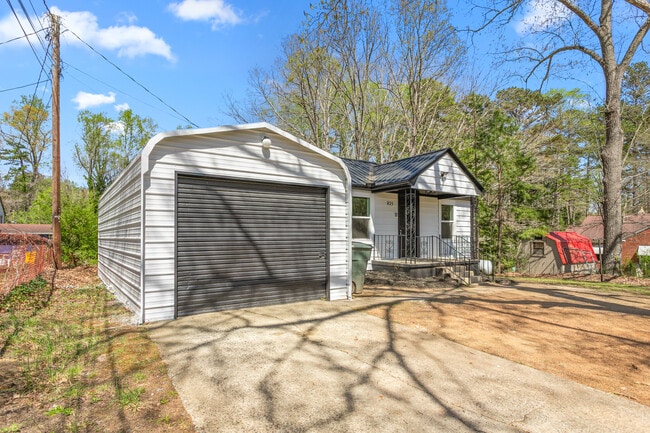 815 Central Falls Rd in Asheboro, NC - Foto de edificio - Building Photo