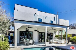 725 N Stanley Ave in Los Angeles, CA - Building Photo