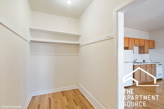 1050 W George St, Unit 001 in Chicago, IL - Building Photo - Building Photo