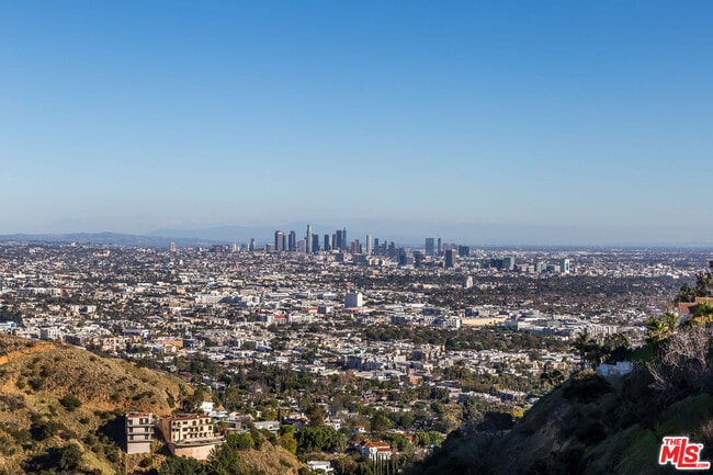 8149 Mannix Dr in Los Angeles, CA - Building Photo - Building Photo