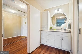 15101 Interlachen Dr in Silver Spring, MD - Foto de edificio - Building Photo