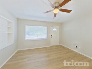 2413 Park St N, Unit 303 in St. Petersburg, FL - Building Photo - Building Photo