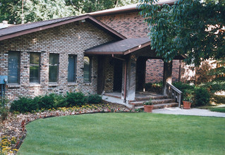 Forest Ridge Apartments in Cedar Rapids, IA - Foto de edificio - Building Photo