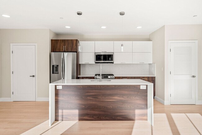 124 Warren St in Boston, MA - Building Photo - Building Photo
