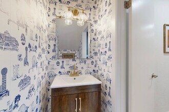 5757 Martel Ave, Unit A12 in Dallas, TX - Foto de edificio - Building Photo