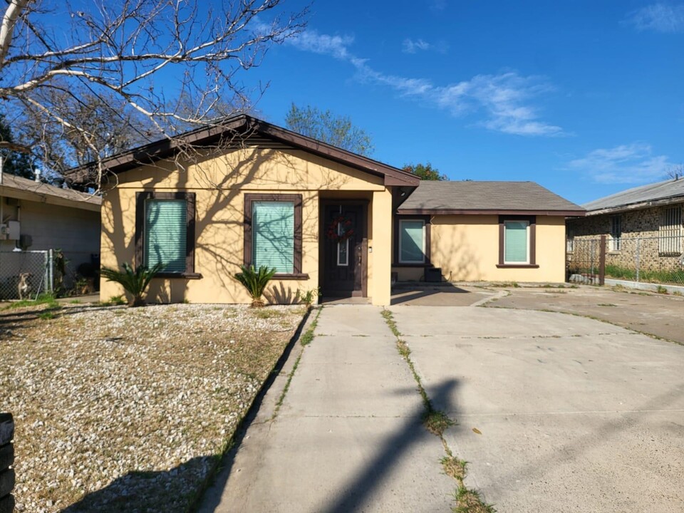 418 E Walnut St in Laredo, TX - Building Photo