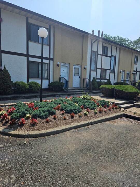706 Tudor Hill in Nanuet, NY - Foto de edificio