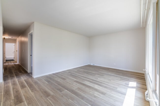 4231 Belle Aire Ln in Downers Grove, IL - Building Photo - Building Photo