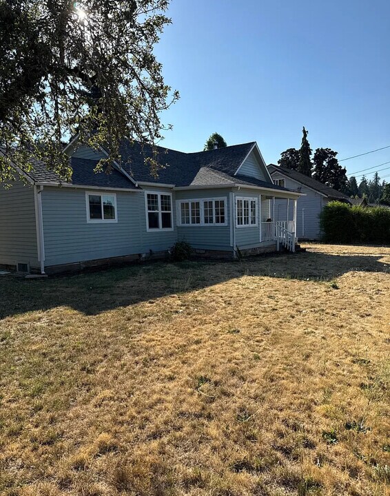 928 Madison St in Silverton, OR - Building Photo