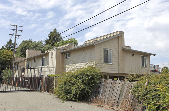 Twin Tree Apartments in Santa Rosa, CA - Foto de edificio - Building Photo