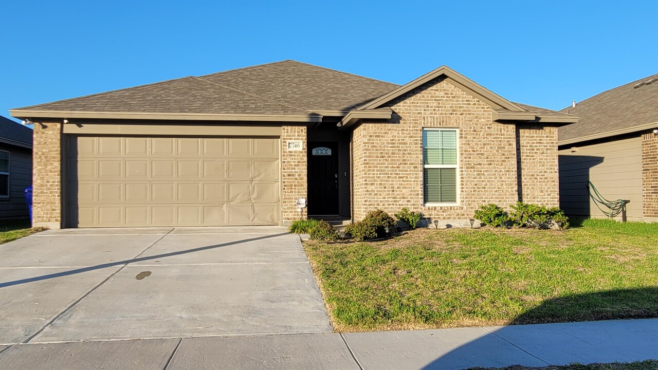 7746 Pruet Dr in Corpus Christi, TX - Building Photo