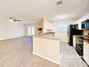 827 Thornedike Dr in San Antonio, TX - Building Photo - Building Photo