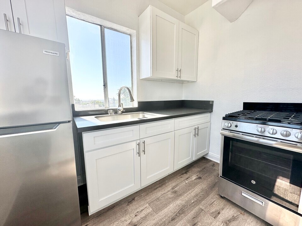 1454 W 3rd St in Los Angeles, CA - Building Photo
