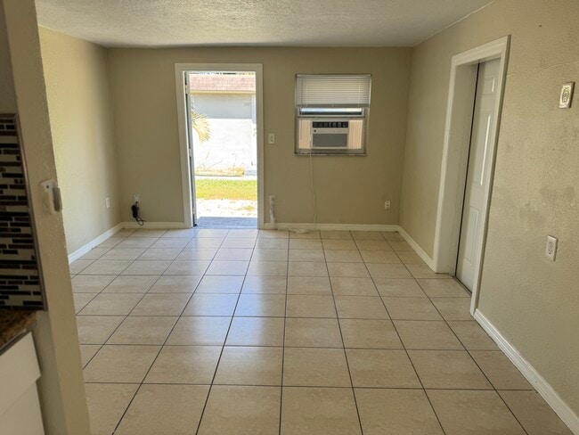 2495 Bayside St, Unit B in Naples, FL - Building Photo - Building Photo