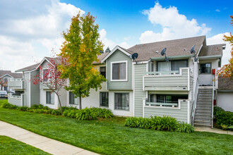 Fountain Plaza Hills in Vallejo, CA - Foto de edificio - Building Photo