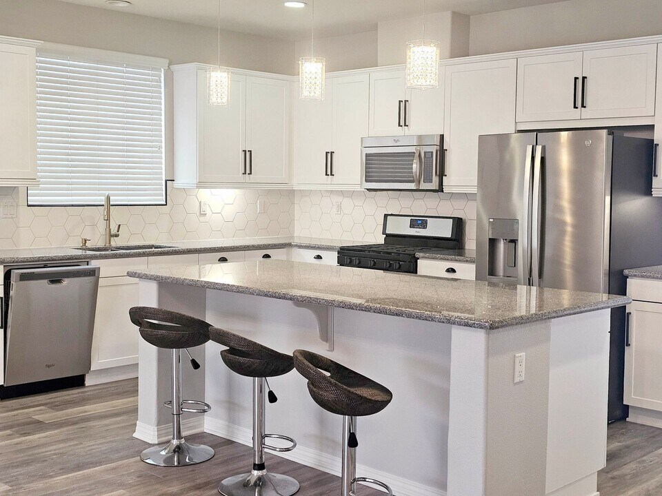 34762 Armstrong Rd in Winchester, CA - Building Photo