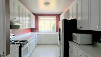 223 Oakland Dr in Burlington, NC - Building Photo - Building Photo