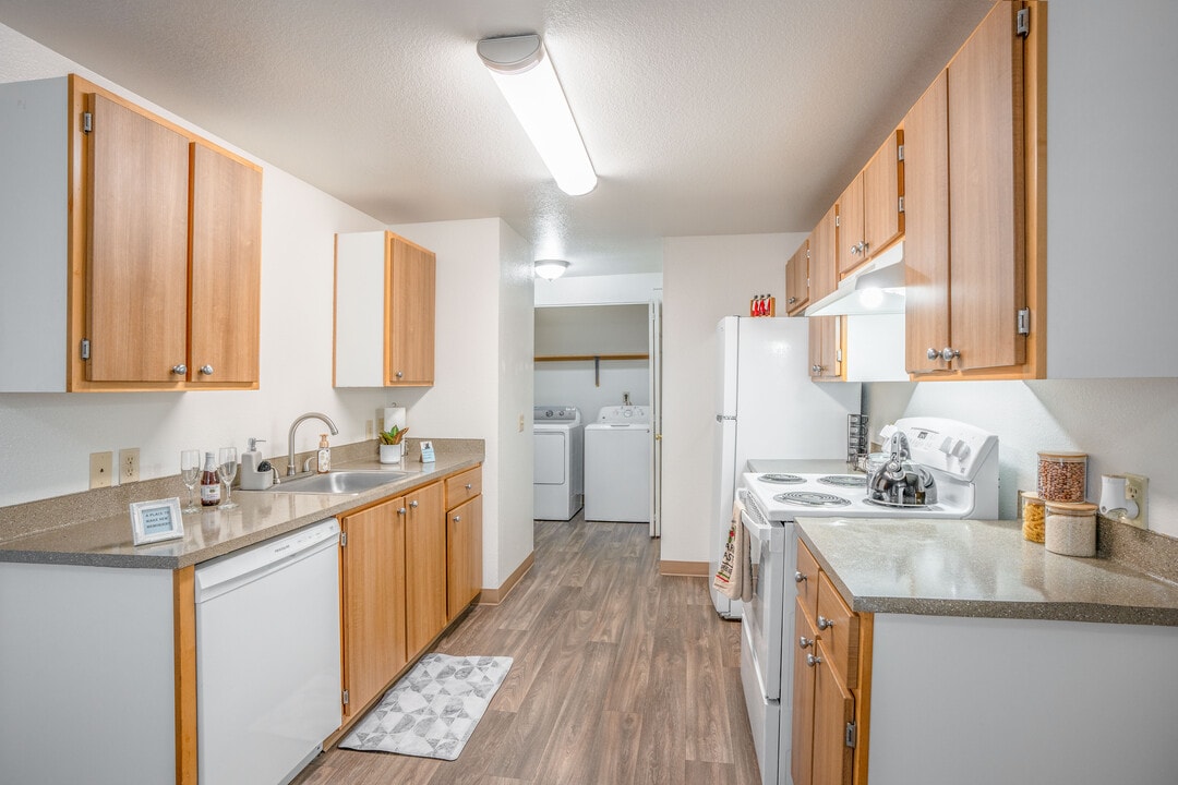 Windsor Manor Apartments in Portland, OR - Building Photo