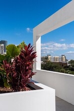 VIV in St. Petersburg, FL - Building Photo - Building Photo