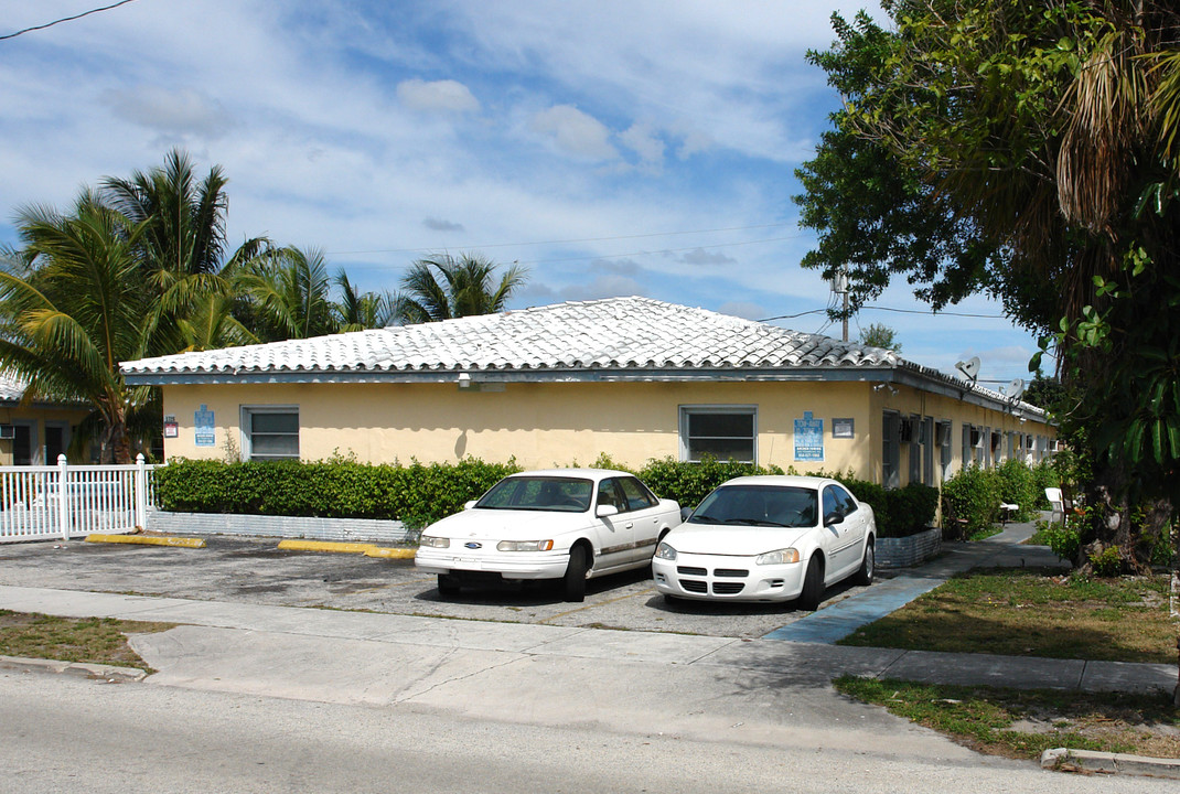 1725 Taylor St in Hollywood, FL - Building Photo