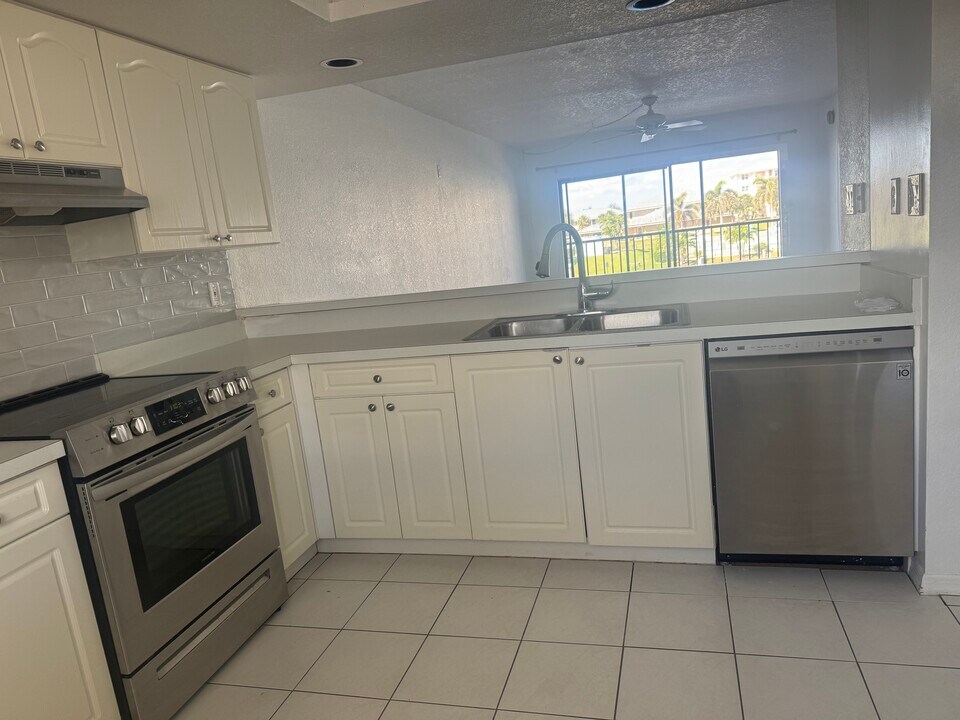 327 Coldeway Dr, Unit Bridgepoint in Punta Gorda, FL - Foto de edificio