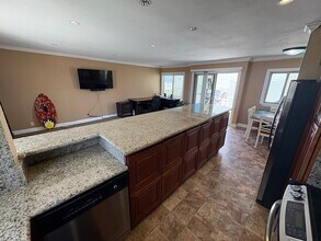 711 Pacific Coast Hwy in Huntington Beach, CA - Building Photo - Building Photo