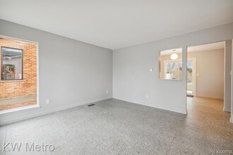 202 Broadacre Ave in Clawson, MI - Foto de edificio - Building Photo