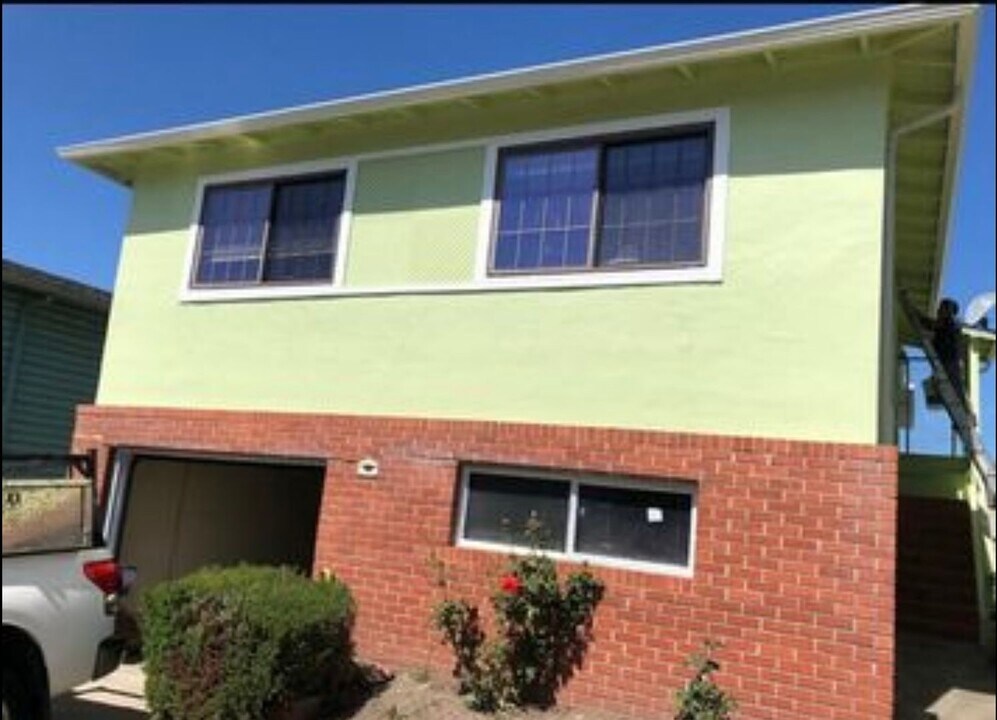 12 Montebello Dr in Daly City, CA - Building Photo