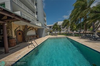 468 Golden Isles Dr in Hallandale Beach, FL - Building Photo - Building Photo