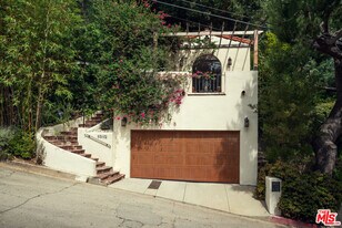 8515 Ridpath Dr in Los Angeles, CA - Building Photo