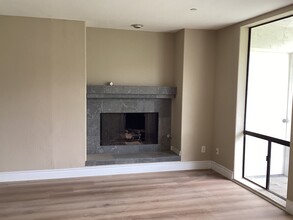 2556 Navarra Dr, Unit B in Carlsbad, CA - Building Photo - Building Photo