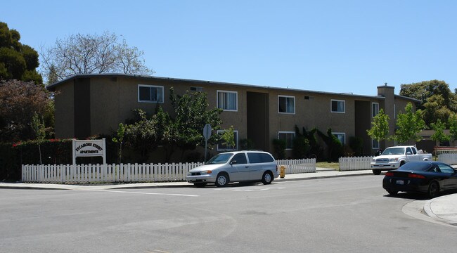 Sycamore Apartments in Huntington Beach, CA - Foto de edificio - Building Photo