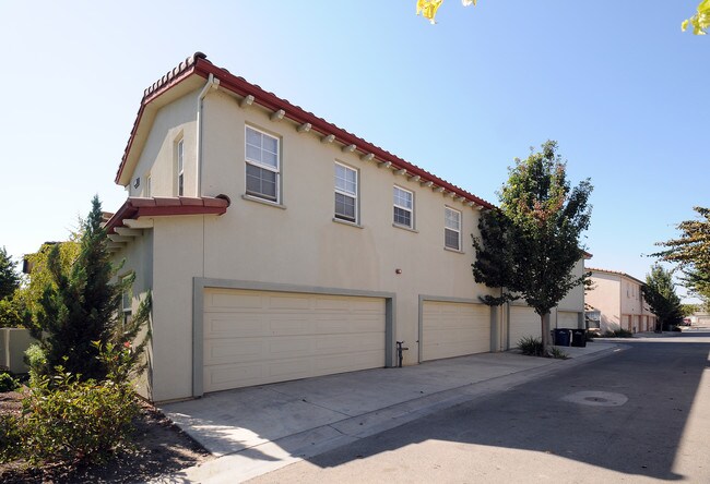 Creek Bridge Apartments in King City, CA - Foto de edificio - Building Photo